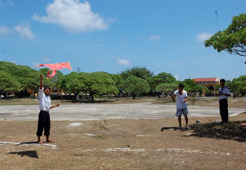 Phút thư giãn của cán bộ, chiến sĩ trên đảo.