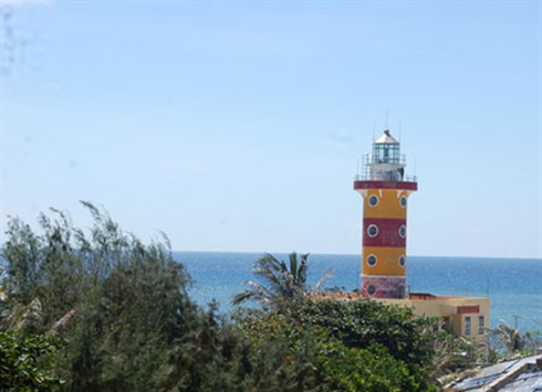 Ngọn hải đăng trên đảo.