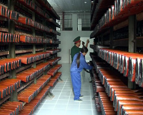 Vào xem kho dự trữ, bảo quản vũ khí của Quân khu 4 - ảnh 2