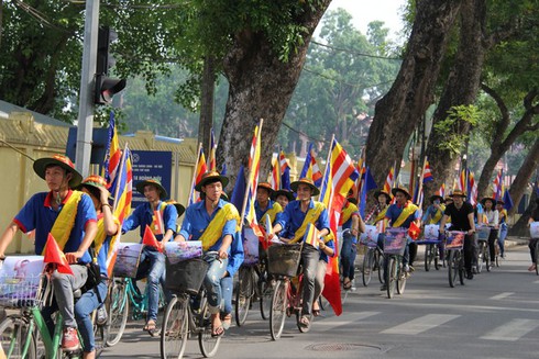 Thanh niên phật tử Hà Nội đạp xe, làm từ thiện mừng Phật Đản PL 2557 - ảnh 10
