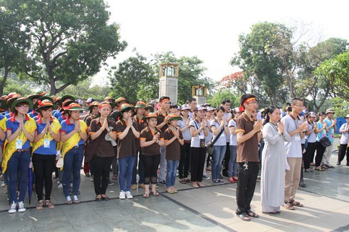 Thanh niên phật tử Hà Nội đạp xe, làm từ thiện mừng Phật Đản PL 2557 - ảnh 12