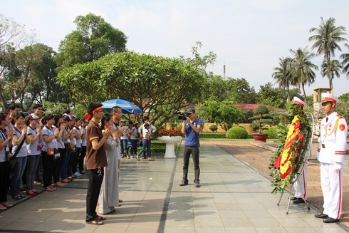 Thanh niên phật tử Hà Nội đạp xe, làm từ thiện mừng Phật Đản PL 2557 - ảnh 13