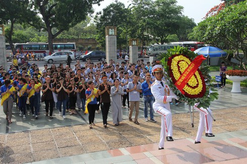Thanh niên phật tử Hà Nội đạp xe, làm từ thiện mừng Phật Đản PL 2557 - ảnh 14