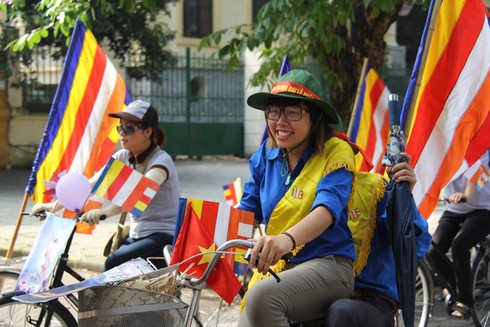 Thanh niên phật tử Hà Nội đạp xe, làm từ thiện mừng Phật Đản PL 2557 - ảnh 18