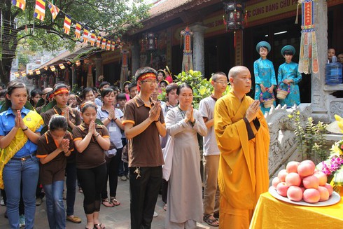 Thanh niên phật tử Hà Nội đạp xe, làm từ thiện mừng Phật Đản PL 2557 - ảnh 19