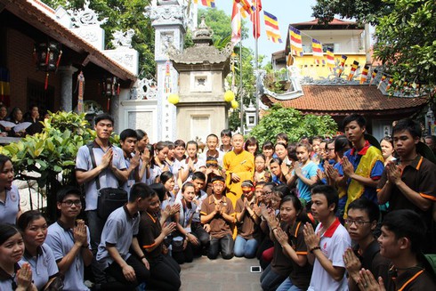 Thanh niên phật tử Hà Nội đạp xe, làm từ thiện mừng Phật Đản PL 2557 - ảnh 22