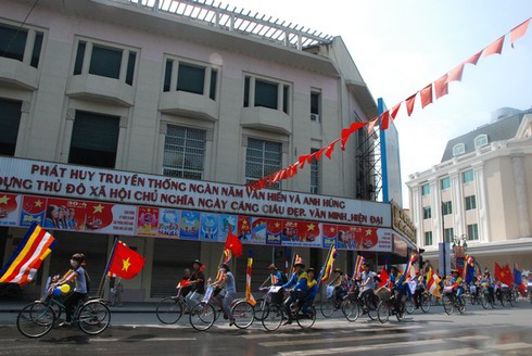 Thanh niên phật tử Hà Nội đạp xe, làm từ thiện mừng Phật Đản PL 2557 - ảnh 23