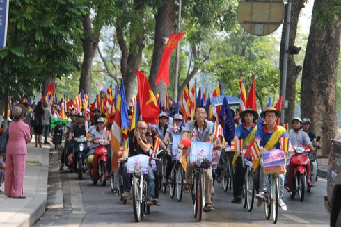 Thanh niên phật tử Hà Nội đạp xe, làm từ thiện mừng Phật Đản PL 2557 - ảnh 24