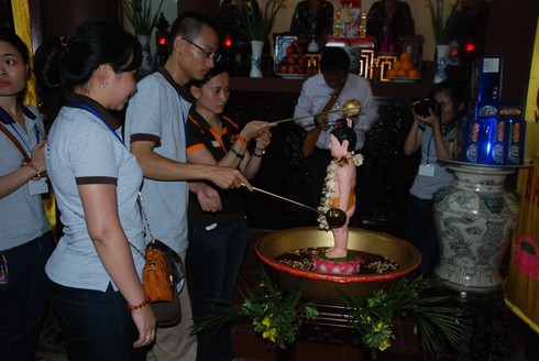 Thanh niên phật tử Hà Nội đạp xe, làm từ thiện mừng Phật Đản PL 2557 - ảnh 25