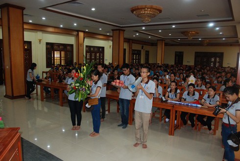 Thanh niên phật tử Hà Nội đạp xe, làm từ thiện mừng Phật Đản PL 2557 - ảnh 26
