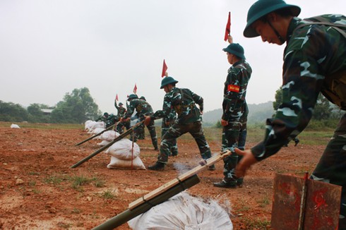 Xem chiến sĩ mới Trung đoàn 218 đánh bộc phá, ném lựu đạn - ảnh 3