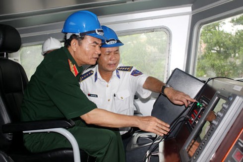 Tướng Trương Quang Khánh kiểm tra tàu cảnh sát biển sửa chữa tại Z173 - ảnh 2