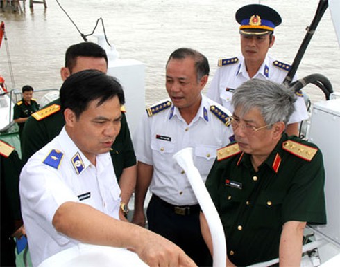 Thượng tướng Nguyễn Chí Vịnh đi thị sát trên tàu CBS 2015 - ảnh 1