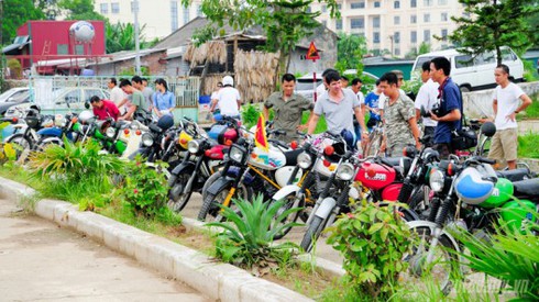 Xem xe máy Đông Đức trong ngày hội giao lưu xe cổ tại Hà Nội - ảnh 1