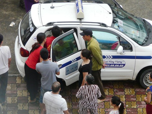 Một người đàn ông bị ngã từ ban công tầng 7 - ảnh 3