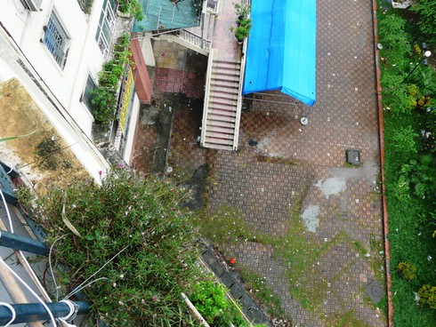 Một người đàn ông bị ngã từ ban công tầng 7 - ảnh 2