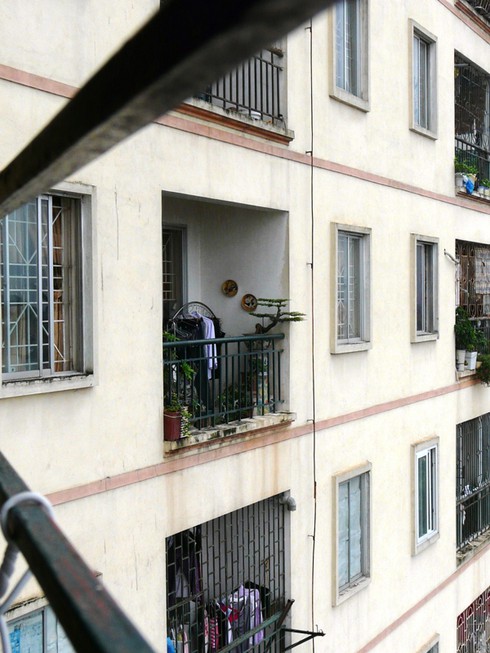 Một người đàn ông bị ngã từ ban công tầng 7 - ảnh 1