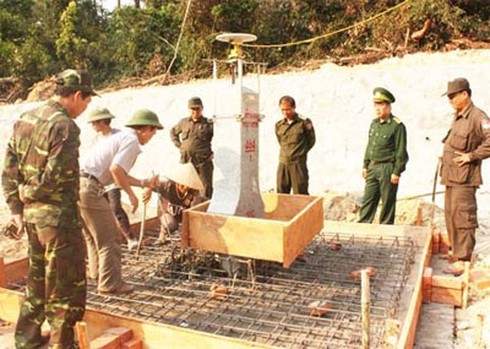 Bộ đội Biên phòng Lào sang giúp dân Hà Tĩnh chống bão số 10 - ảnh 1