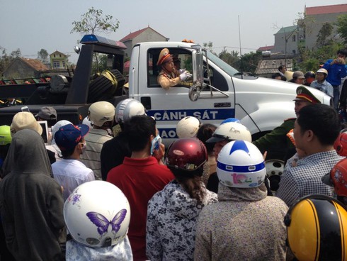 Dân tràn ra đường: Ách tắc cục bộ đoàn xe đưa linh cữu Đại tướng - ảnh 6