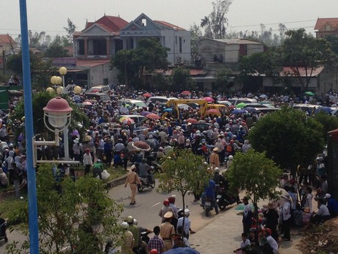 Dân tràn ra đường: Ách tắc cục bộ đoàn xe đưa linh cữu Đại tướng - ảnh 1