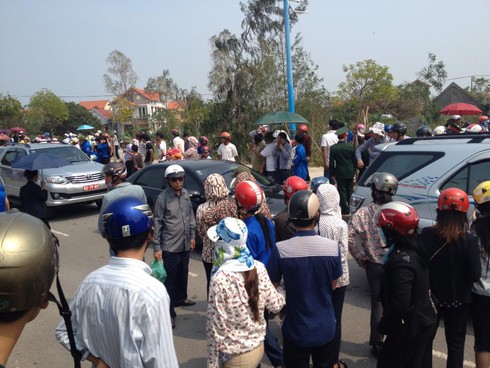 Dân tràn ra đường: Ách tắc cục bộ đoàn xe đưa linh cữu Đại tướng - ảnh 7