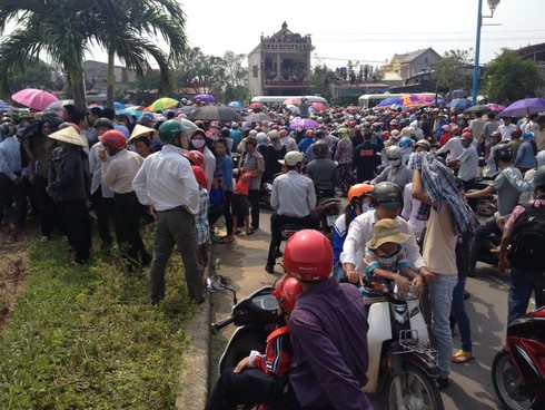 Dân tràn ra đường: Ách tắc cục bộ đoàn xe đưa linh cữu Đại tướng - ảnh 8
