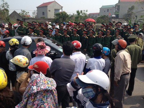 Dân tràn ra đường: Ách tắc cục bộ đoàn xe đưa linh cữu Đại tướng - ảnh 9