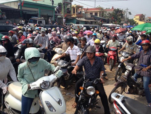 Dân tràn ra đường: Ách tắc cục bộ đoàn xe đưa linh cữu Đại tướng - ảnh 2