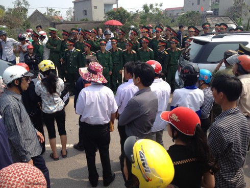 Dân tràn ra đường: Ách tắc cục bộ đoàn xe đưa linh cữu Đại tướng - ảnh 10