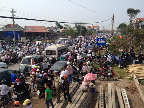 Dân tràn ra đường: Ách tắc cục bộ đoàn xe đưa linh cữu Đại tướng - ảnh 5
