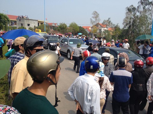 Dân tràn ra đường: Ách tắc cục bộ đoàn xe đưa linh cữu Đại tướng - ảnh 11