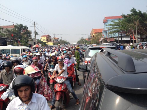 Dân tràn ra đường: Ách tắc cục bộ đoàn xe đưa linh cữu Đại tướng - ảnh 4