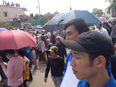 Dân tràn ra đường: Ách tắc cục bộ đoàn xe đưa linh cữu Đại tướng - ảnh 12