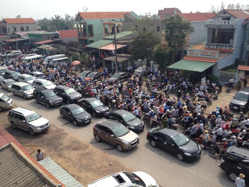 Dân tràn ra đường: Ách tắc cục bộ đoàn xe đưa linh cữu Đại tướng - ảnh 3