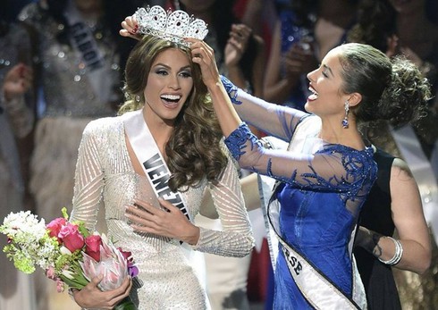 Miss Venezuela suýt rơi vương miện khi lên ngôi HH Hoàn vũ - ảnh 1