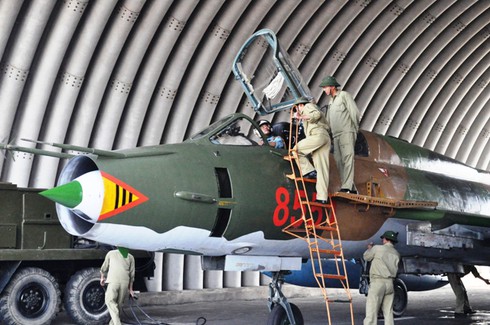 Cận cảnh tiêm kích bom Su - 22 tại Trung đoàn 921, không quân VN - ảnh 1