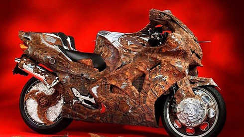 Cưỡi môtô gỉ chở theo búp bê tình dục đi dự triển lãm xe