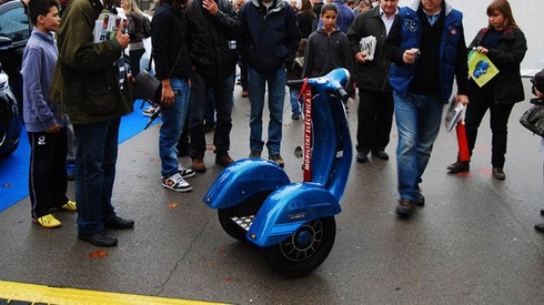 Xe tự cân bằng phiên bản Vespa đầu tiên trên thế giới