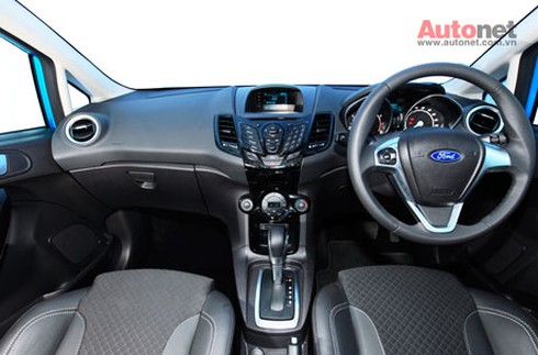 Thiết kế nội thất mới không khác nhiều so với thế hệ cũ, nhưng được nâng cấp nhiều tính năng và vật liệu