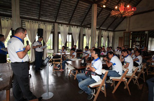 Đoàn Việt Nam nghe các chuyên gia phân tích kĩ càng về động cơ EcoBoost