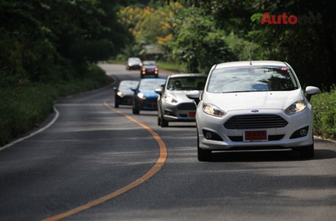 Fiesta có thể đạt tốc độ 150 nhưng thân xe và vô-lăng vẫn luôn chắc chắn