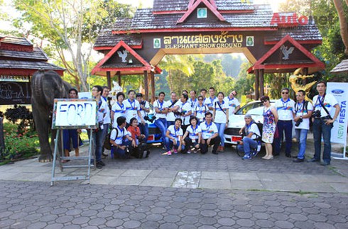 Đoàn Việt Nam chụp lưu niệm tại