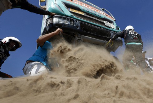 Những hình ảnh đẹp nhất cuộc đua Dakar Rally 2014 - ảnh 13
