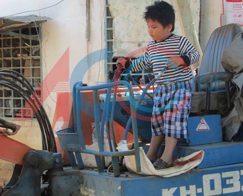 An Giang: Bé 3 tuổi biết lái thạo máy xúc Kobe - ảnh 3