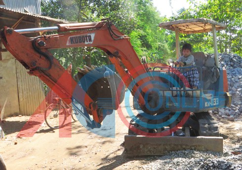 An Giang: Bé 3 tuổi biết lái thạo máy xúc Kobe - ảnh 4