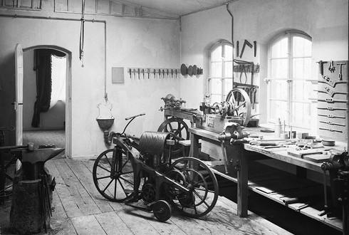 Chiếc xe gắn máy đầu tiên ra đời ở quốc gia nào? - ảnh 6