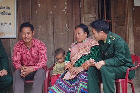 Khi bộ đội biên phòng trở thành người con của bản - ảnh 7