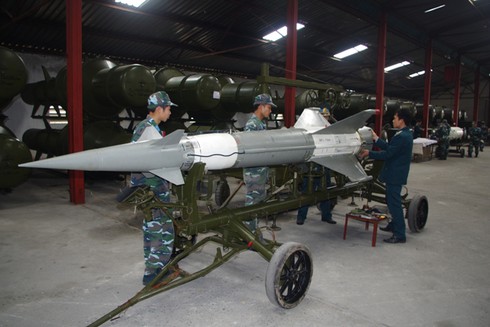 Mục kích dây chuyền lắp tổ hợp tên lửa S125-2TM của quân đội VN - ảnh 1