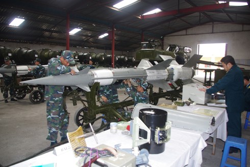 Mục kích dây chuyền lắp tổ hợp tên lửa S125-2TM của quân đội VN - ảnh 2