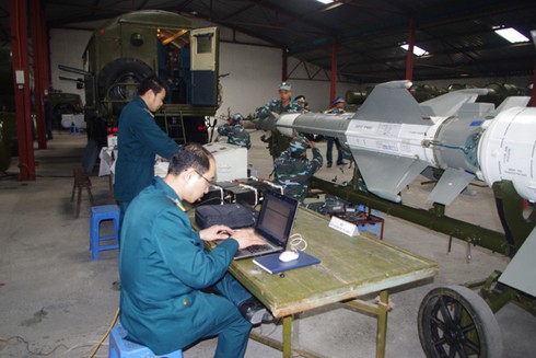 Mục kích dây chuyền lắp tổ hợp tên lửa S125-2TM của quân đội VN - ảnh 5